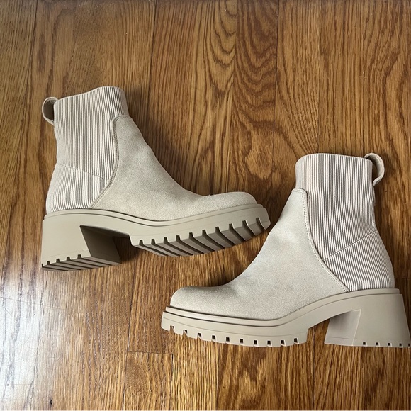 🌸NEW Steve Madden Hayle Platform Chelsea Boot - Picture 2 of 8